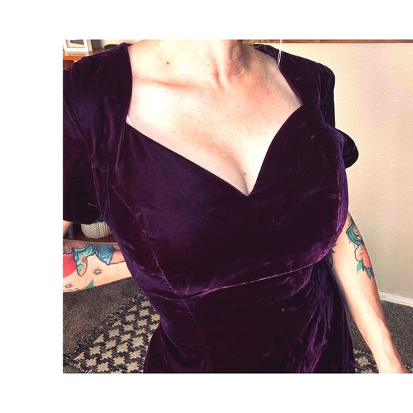 Vintage 1980s Plum Purple Velvet Wiggle Dress Sweetheart Neckline Cocktail Midi - Picture 4 of 6